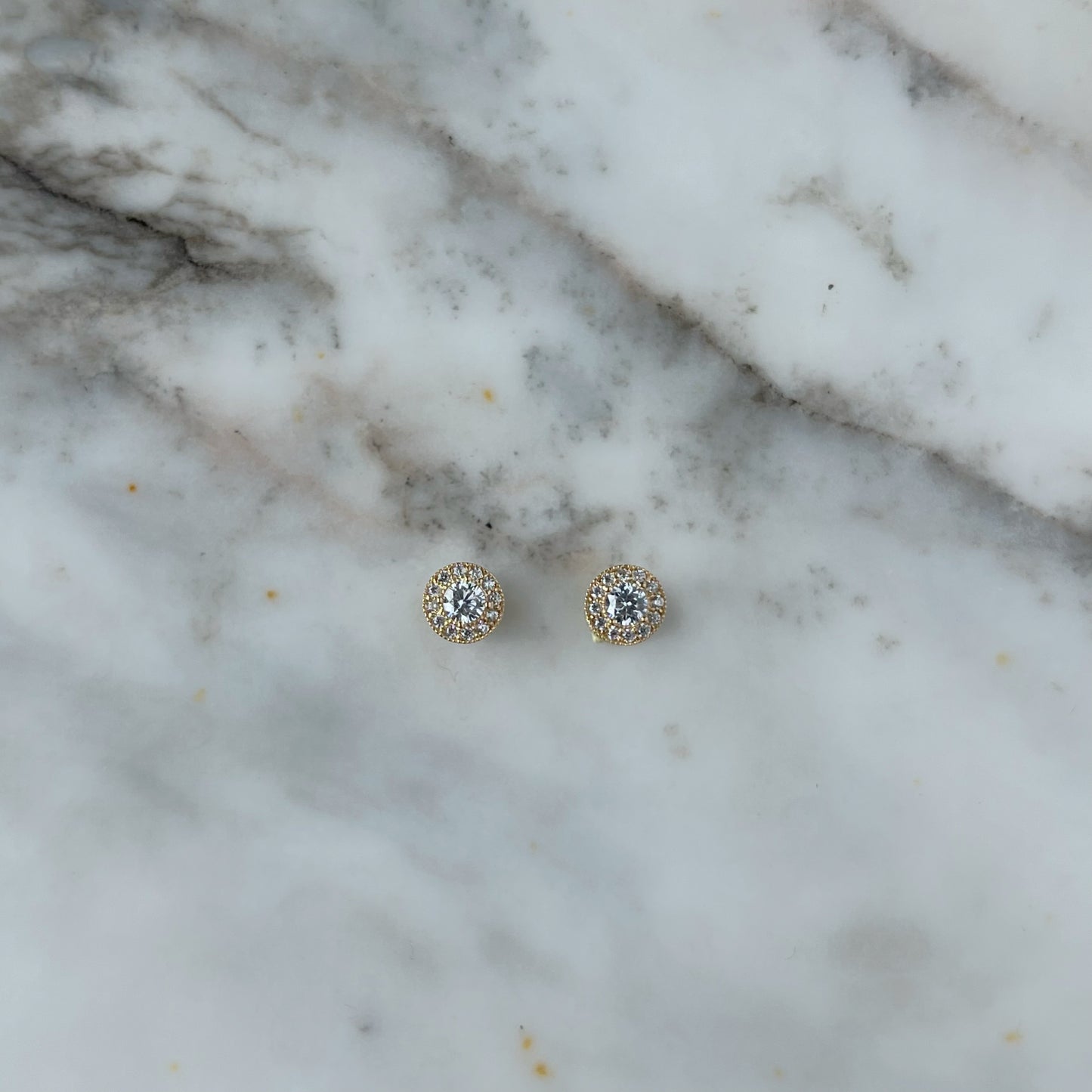 Aretes en oro amarillo 18k circonita blanca con halo de circonitas con broche rosca