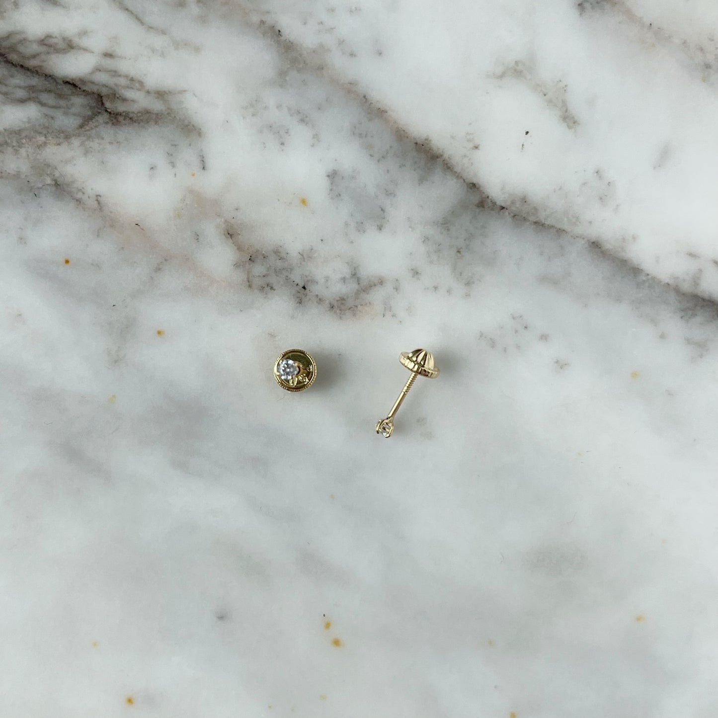 Aretes en oro amarillo 18k con circones de 2mm con broche rosca