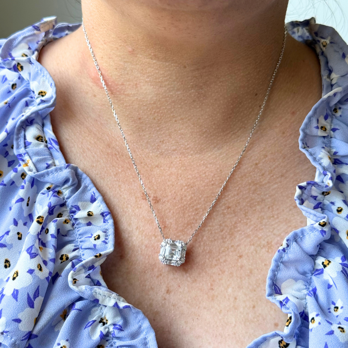 Collar de plata con baño platino y circonita cuadrada corte asscher