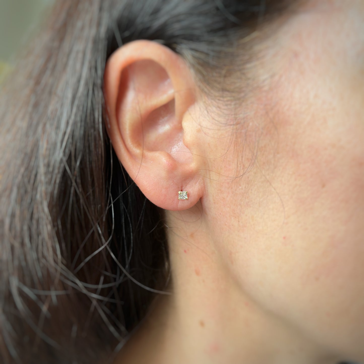 Aretes en oro amarillo 14k circones cuadrados de 3mm blancos con broche rosca