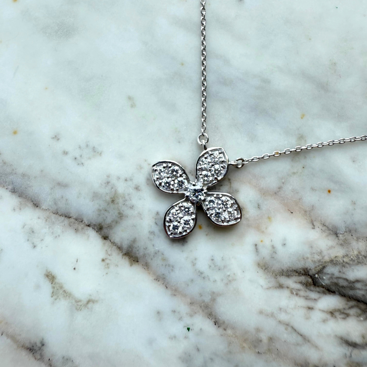 Collar con flor de diamantes de laboratorio 1ctw en plata