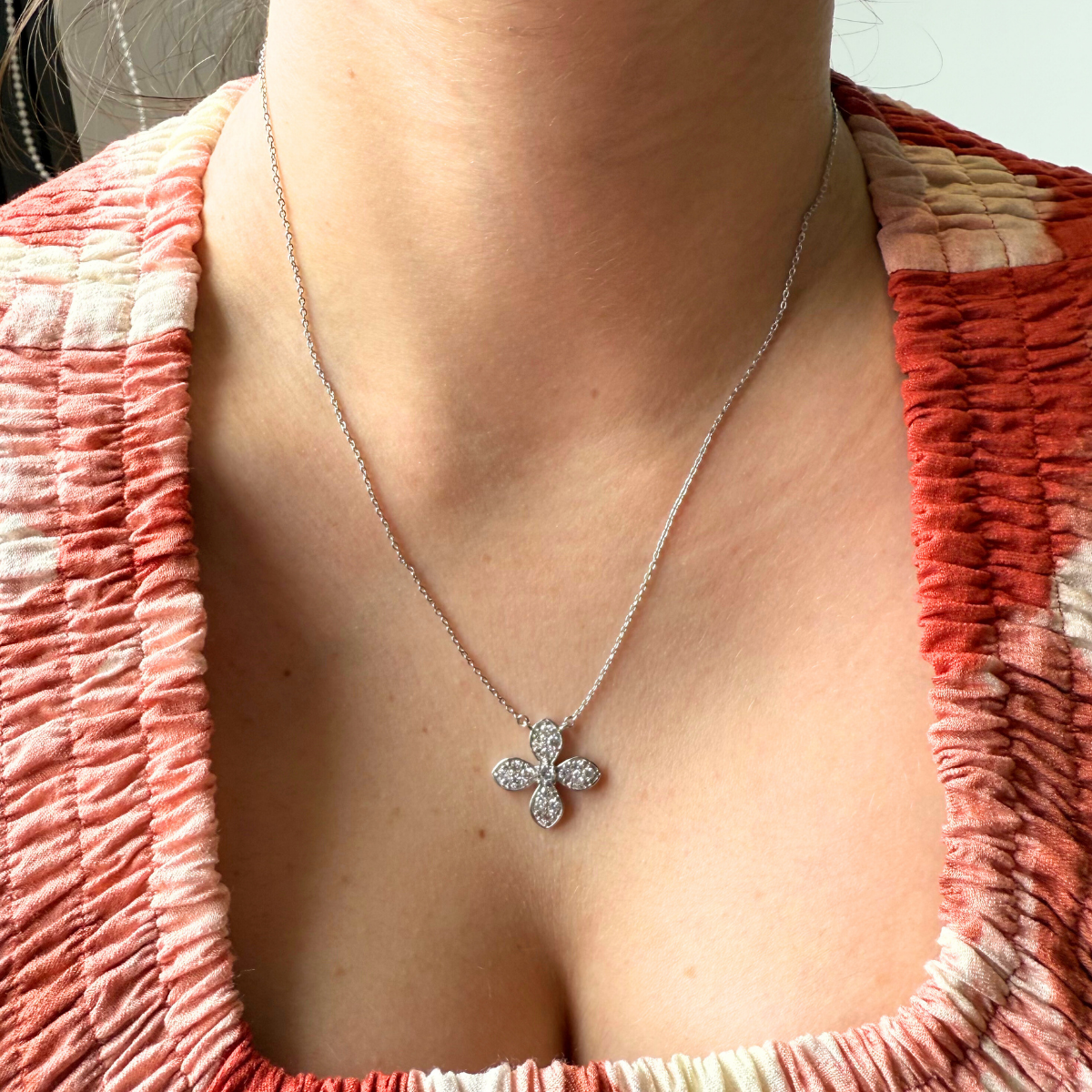 Collar con flor de diamantes de laboratorio 1ctw en plata