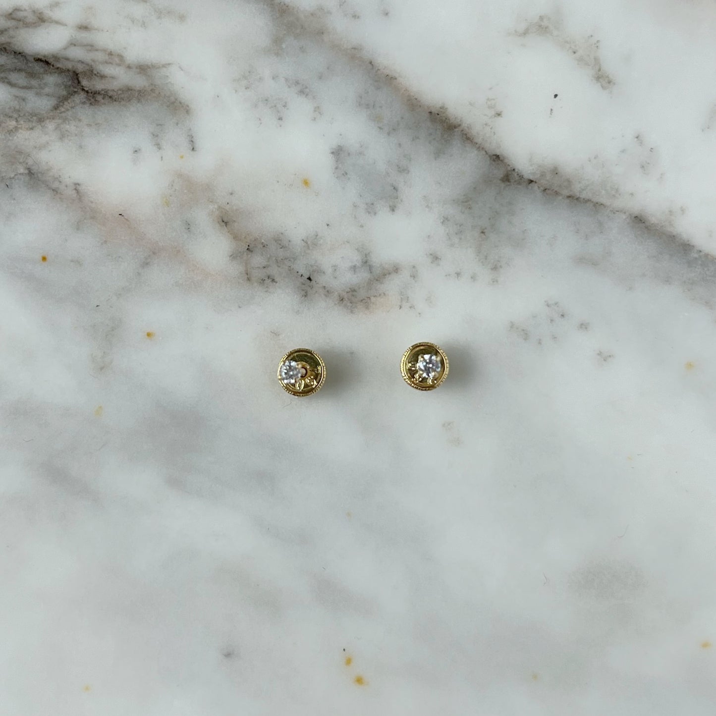 Aretes en oro amarillo 18k con circones de 2mm con broche rosca