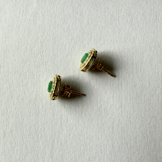 Aretes en oro amarillo 10k con esmeralda ovalada y doble halo de diamantes 0.40ctw