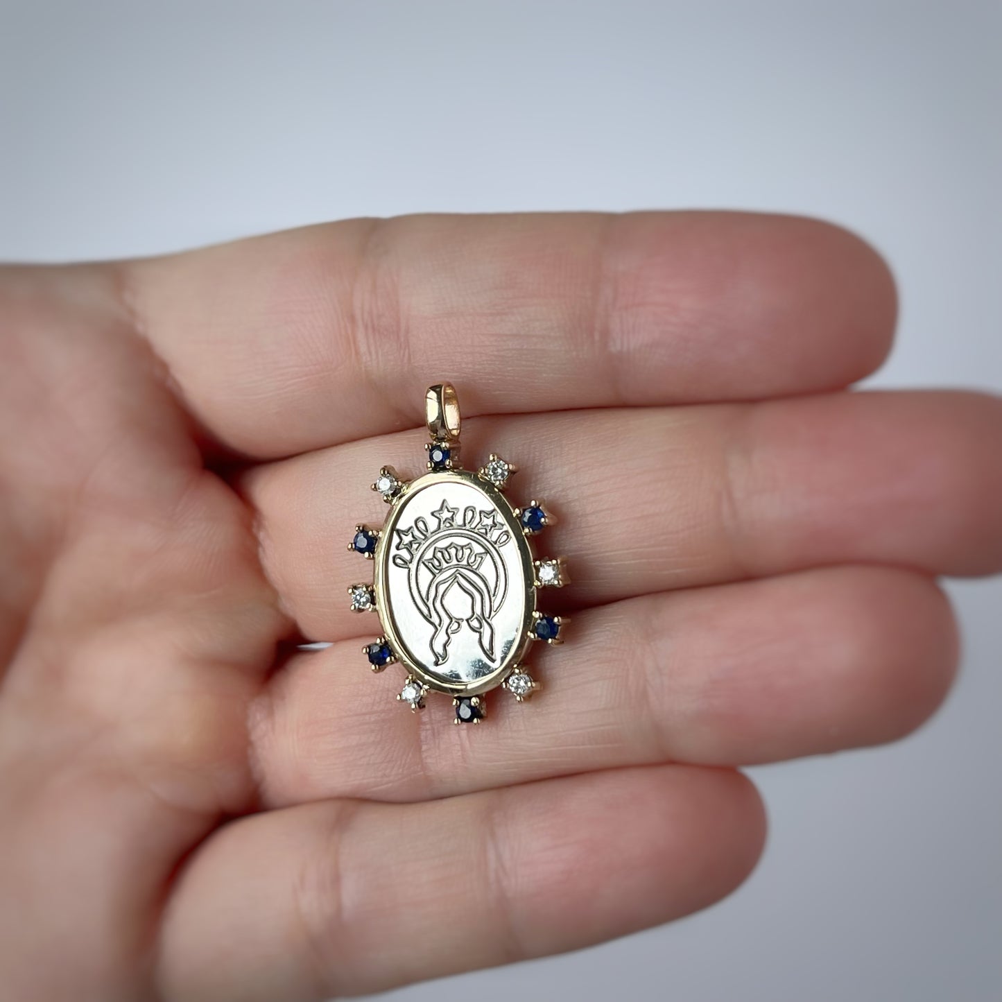 Dije escapulario de virgen repujado y sagrado corazón en plata y oro de 14k con zafiros y diamantes