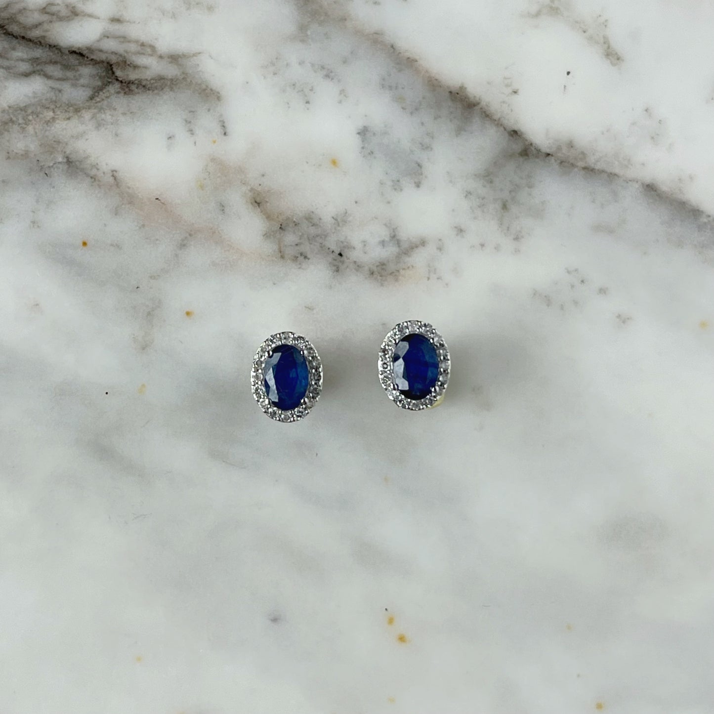 Aretes ovalados en oro blanco 10k con diamantes 0.15ctw en zafiro