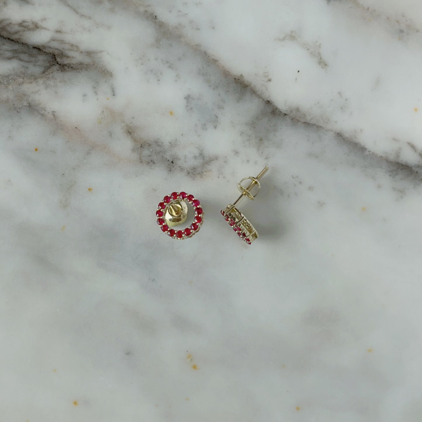 Aretes de círculos de rubíes en oro amarillo 10k con tope rosca