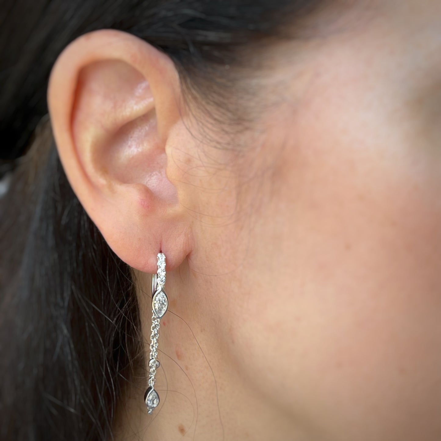 Argollas de plata con baño platino y circonita blanca con cadena y circonitas colgantes