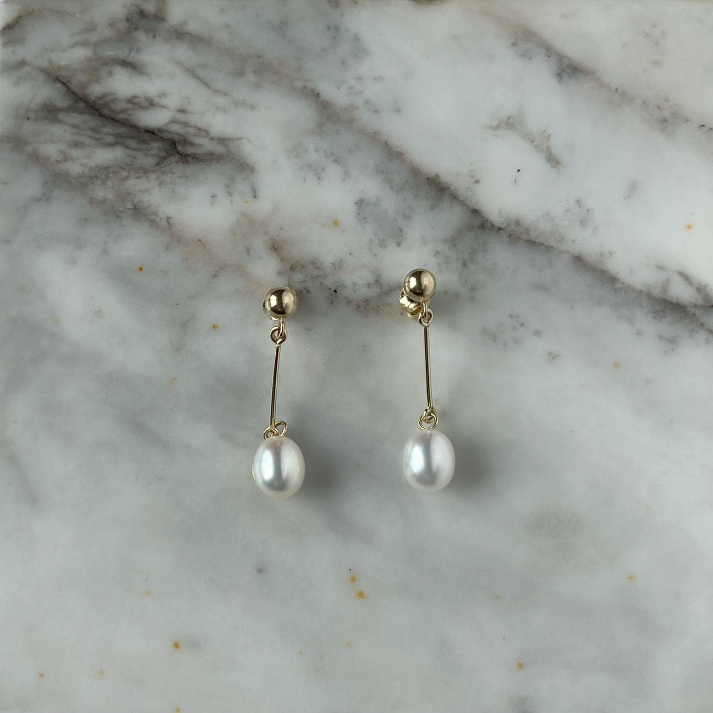 Aretes en oro amarillo 14k con barrita de oro y perla de agua dulce