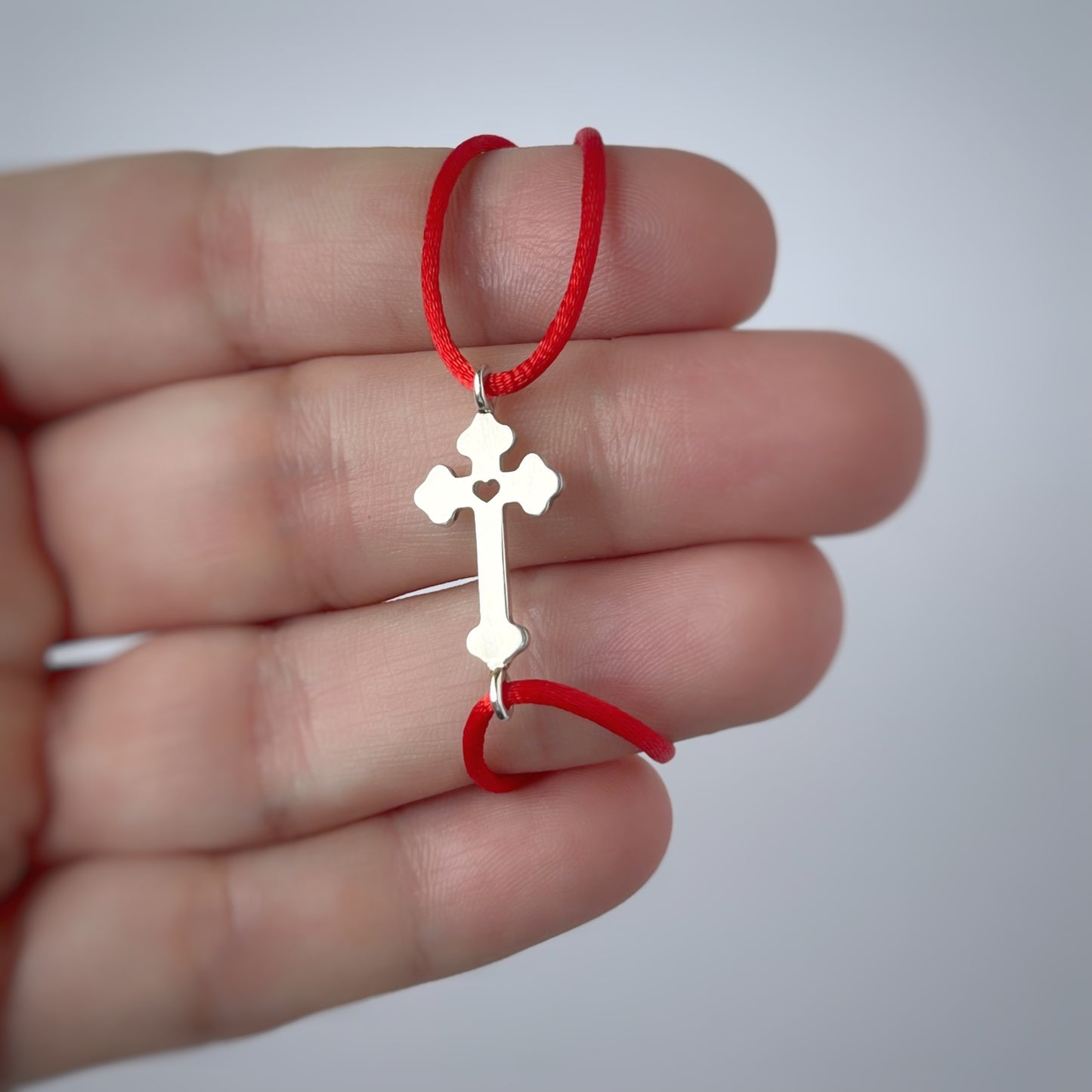 Pulsera de cordón con cruz de plata y corazoncito calado