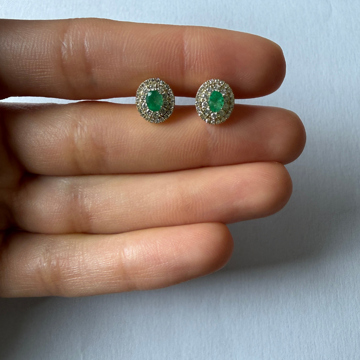 Aretes en oro amarillo 10k con esmeralda ovalada y doble halo de diamantes 0.40ctw