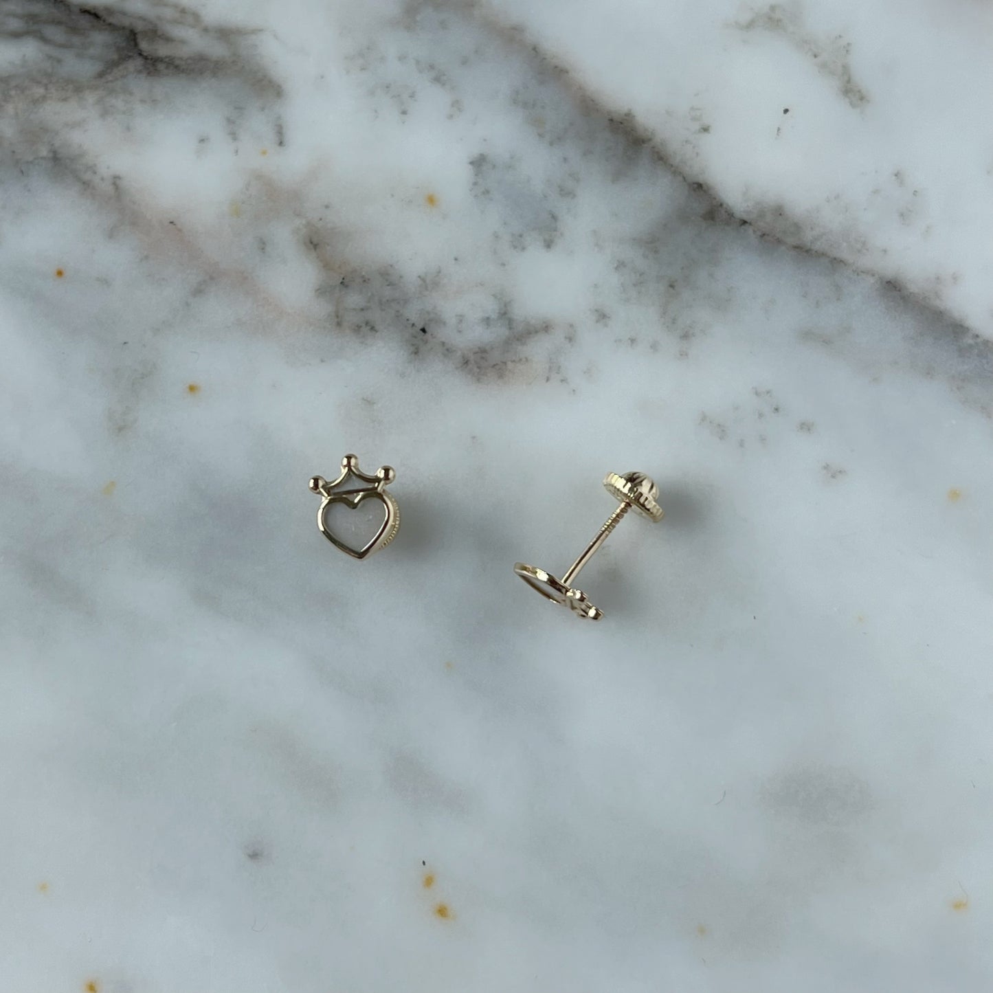 Aretes en oro amarillo 14k con corazón en madre perla con corona con broche rosca