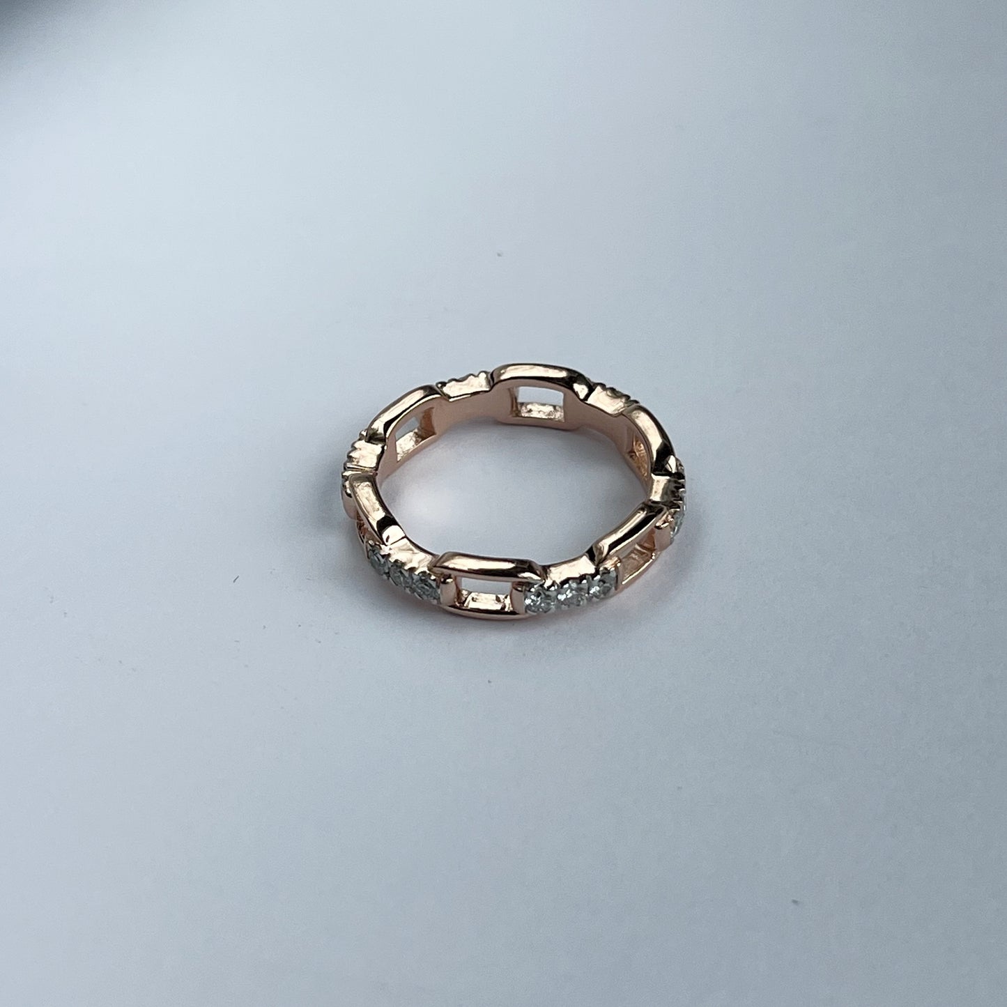 Anillo de plata con baño de oro rosa en forma de eslabones con diamantes de laboratorio 0.54ct