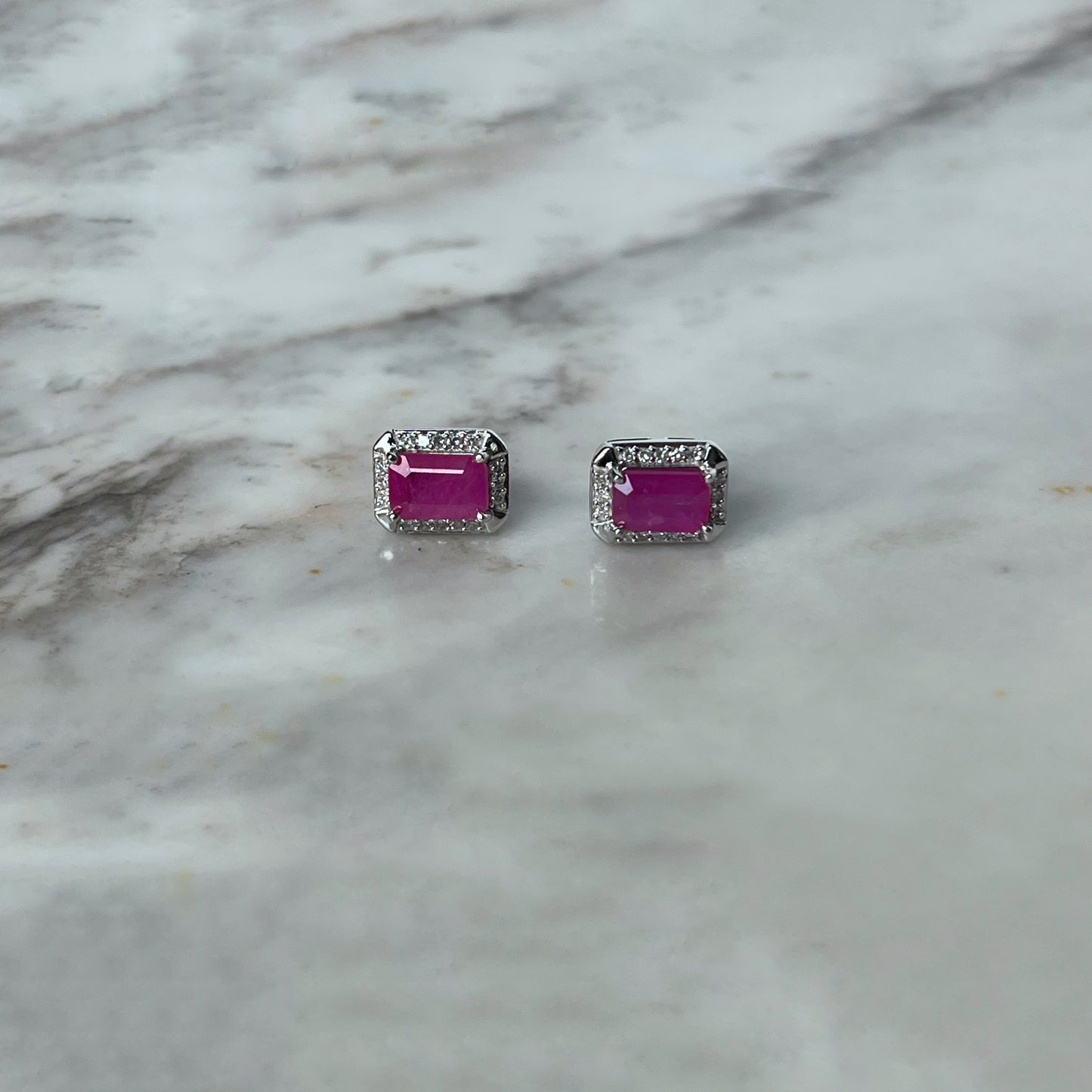 Aretes en oro blanco 10k con rubí corte esmeralda y halo de diamantes 0.15ctw