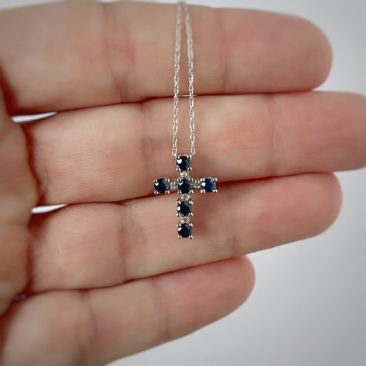 Collar con cruz de zafiro y diamantes 0.02ctw en oro blanco de 14k