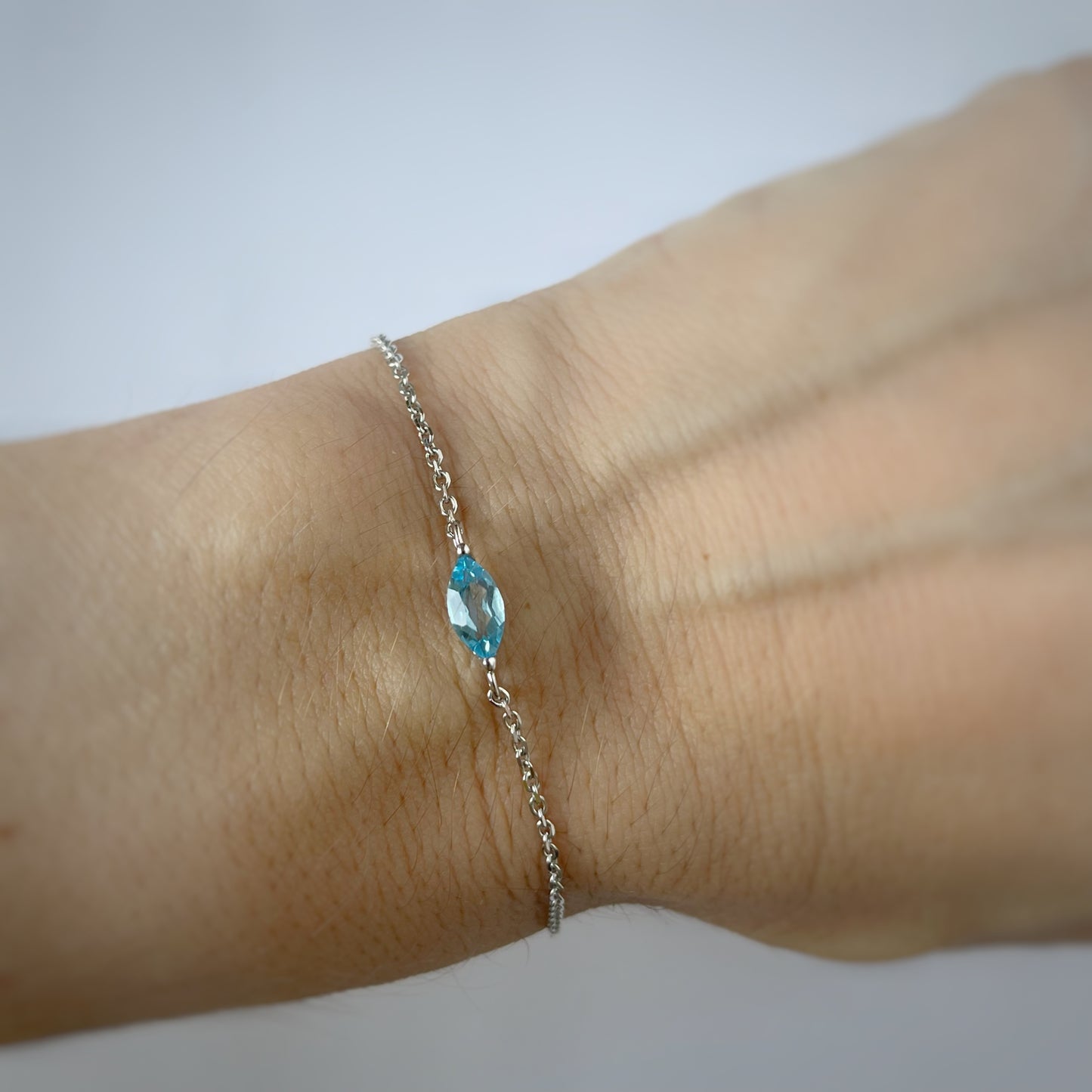 Pulsera en oro blanco 10k con topacio azul