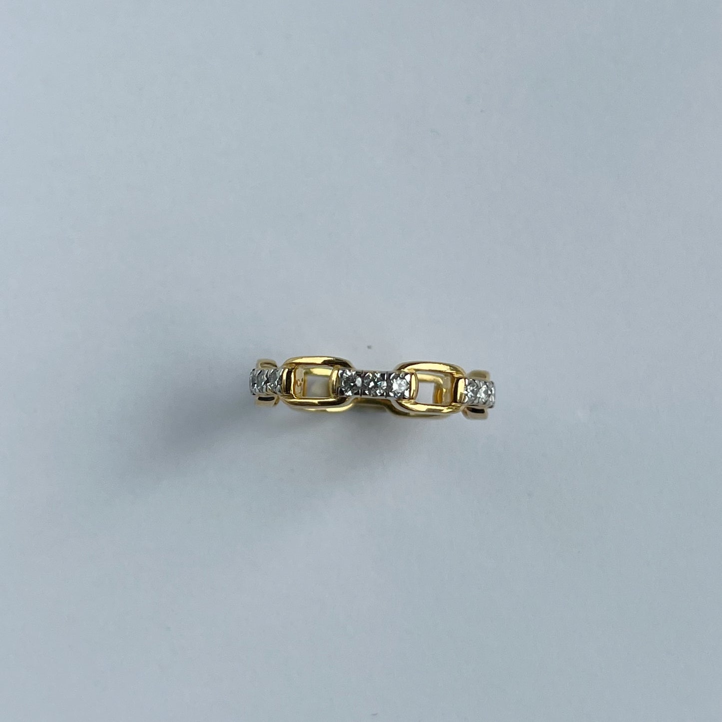 Anillo de plata con baño de oro amarillo en forma de eslabones con diamantes de laboratorio 0.54ct