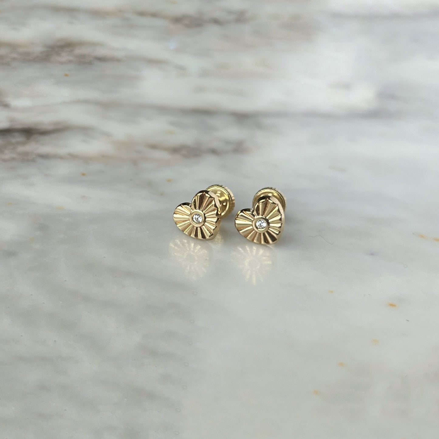 Aretes en oro amarillo 14k con corazón con rayos con broche rosca