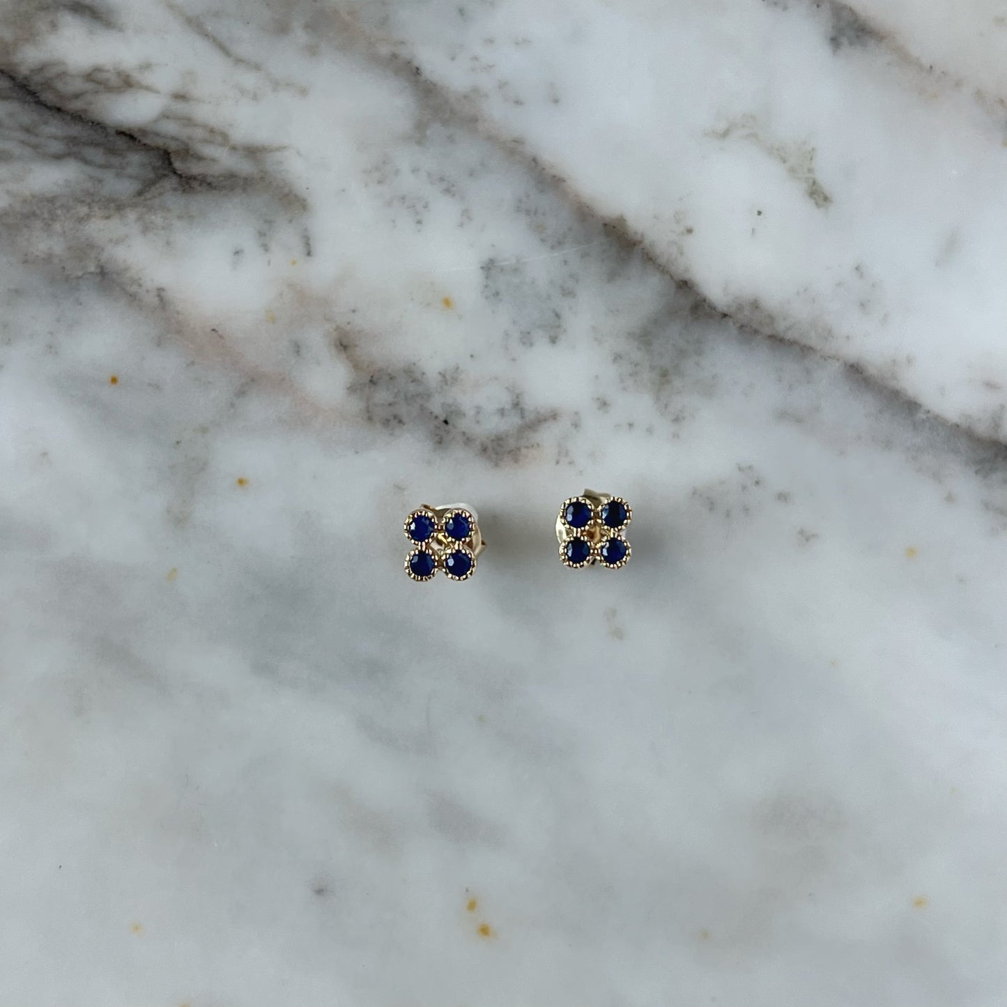 Aretes flor de zafiros biselados 0.36ctw en oro amarillo 14k