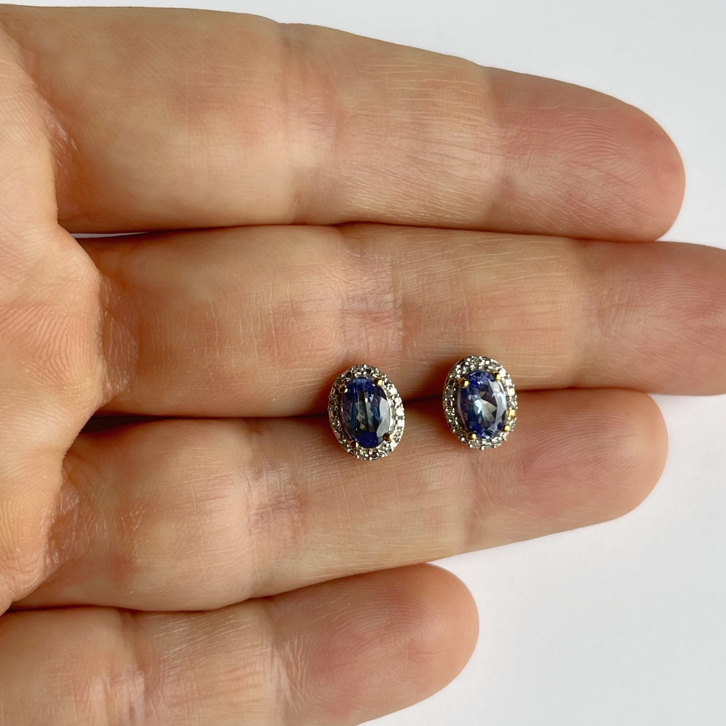 Aretes en oro amarillo 10k con tanzanita ovalada y halo de diamantes