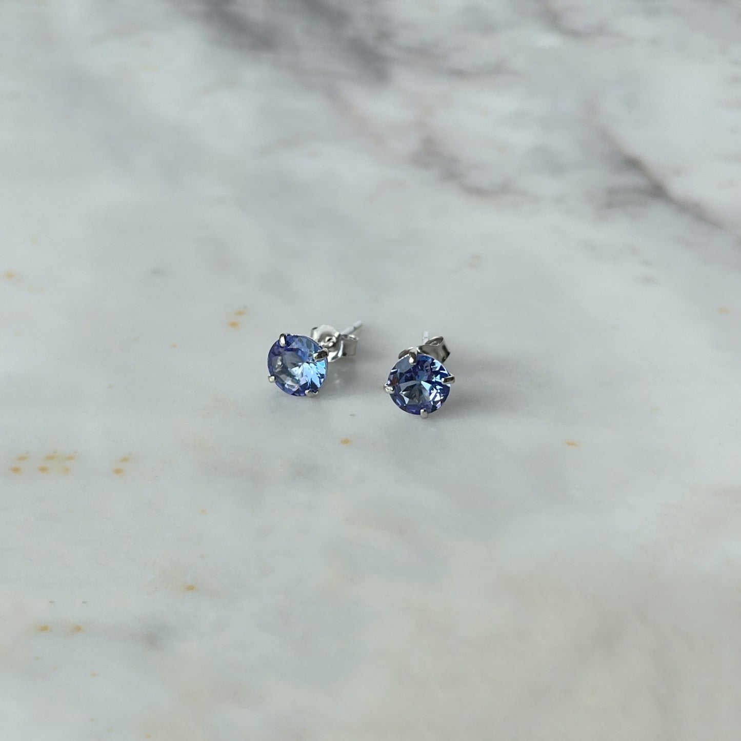 Aretes studs en oro blanco 14k de tanzanita 0.80ctw
