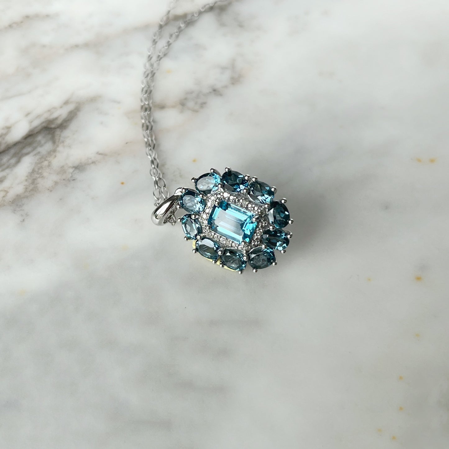 Collar en plata con topacios azules y diamantes 0.04ctw