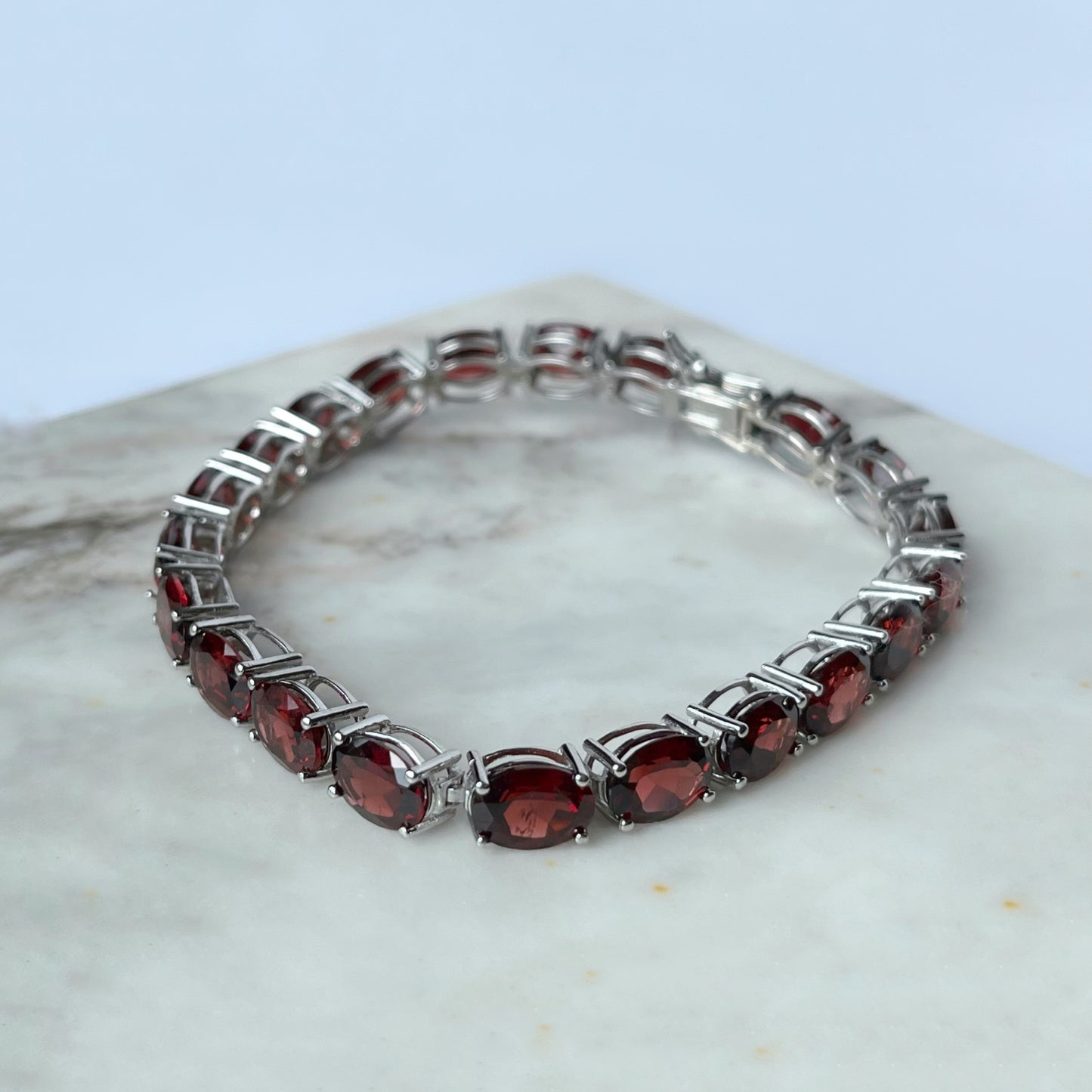 Pulsera tipo tenis de plata con granates