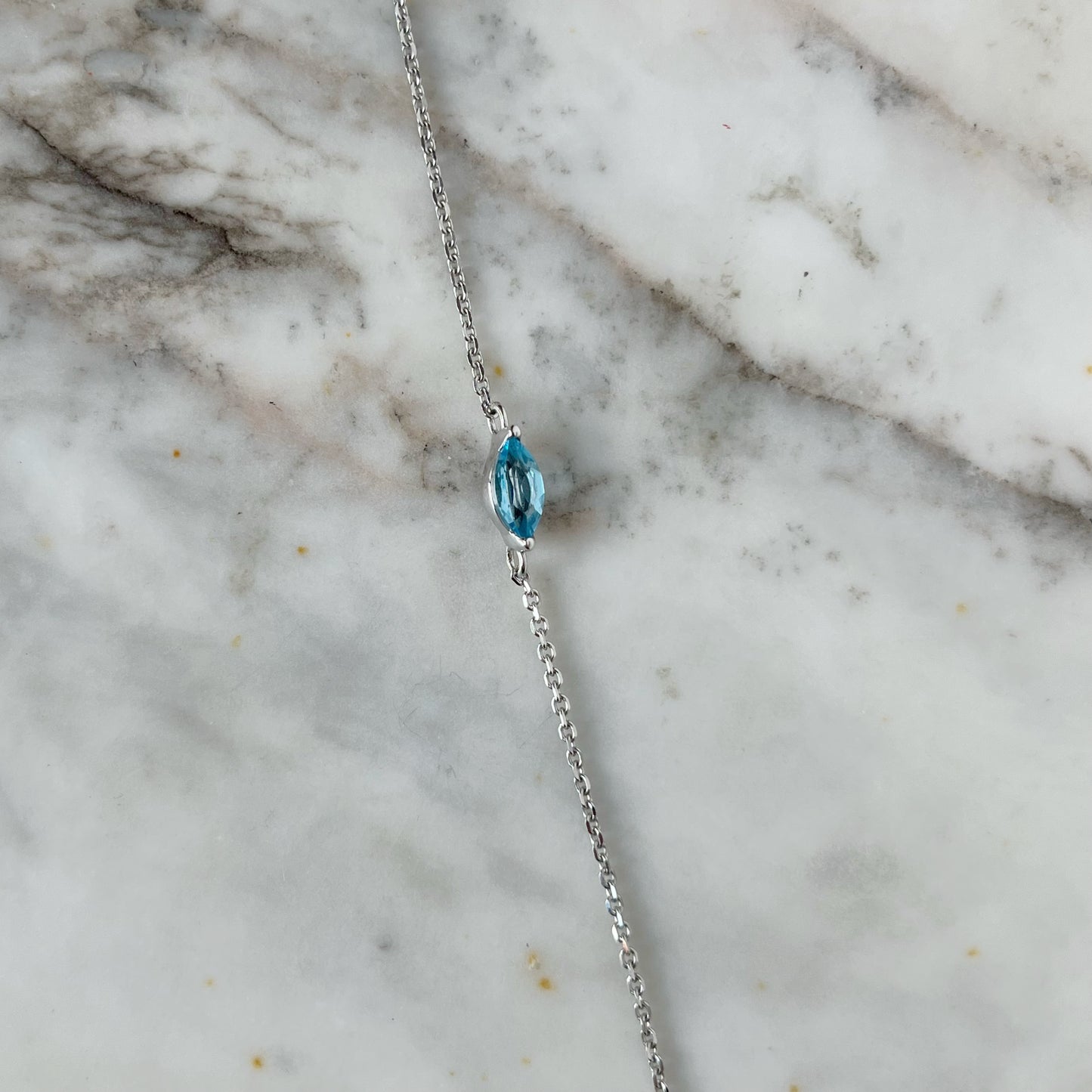 Pulsera en oro blanco 10k con topacio azul