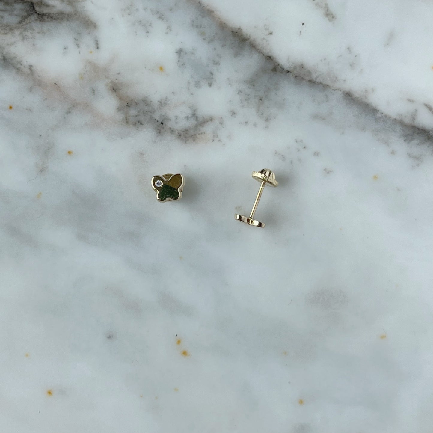 Aretes en oro amarillo 14k con mariposita y un circón con broche rosca
