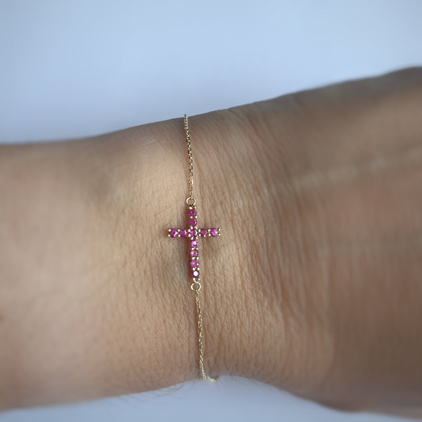 Pulsera de cadenita de oro amarillo 14K con cruz de rubíes