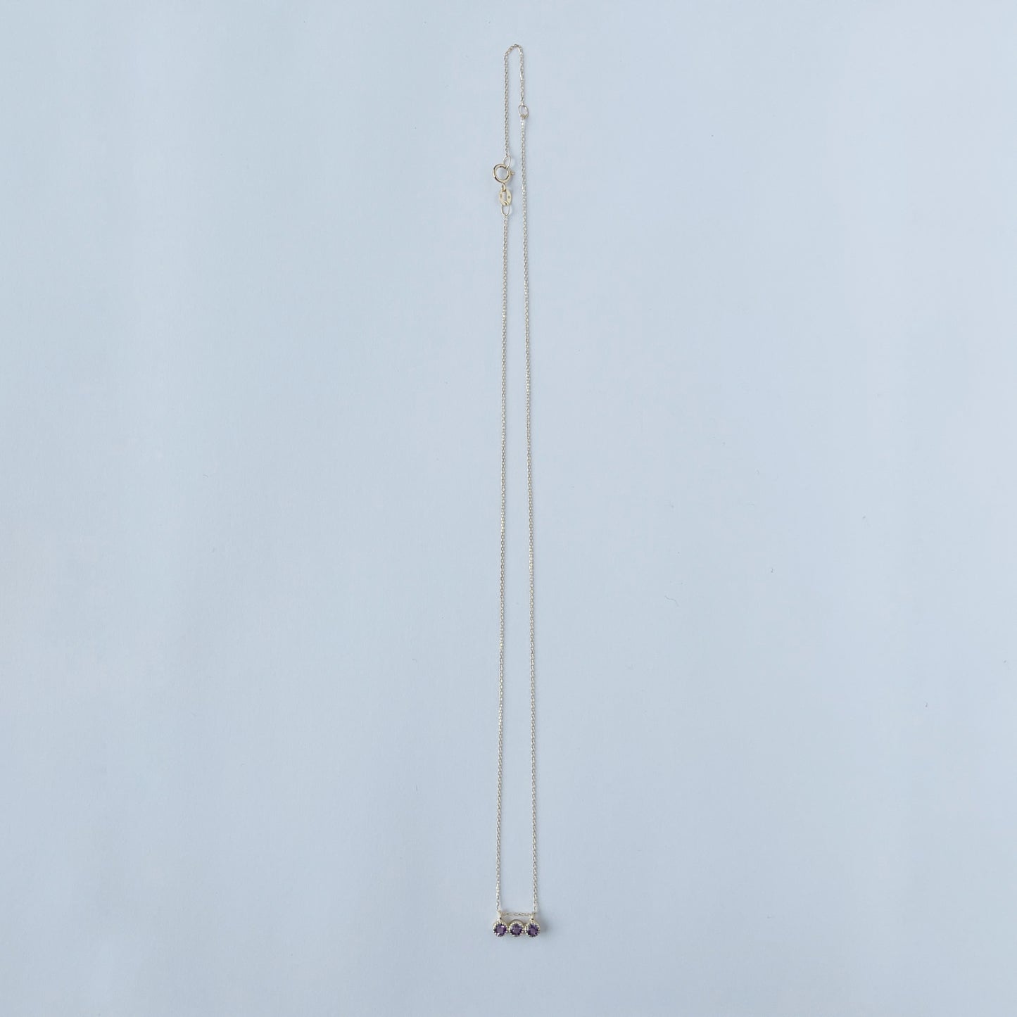 Collar en oro amarillo 14k con tres amatistas 0.33ctw