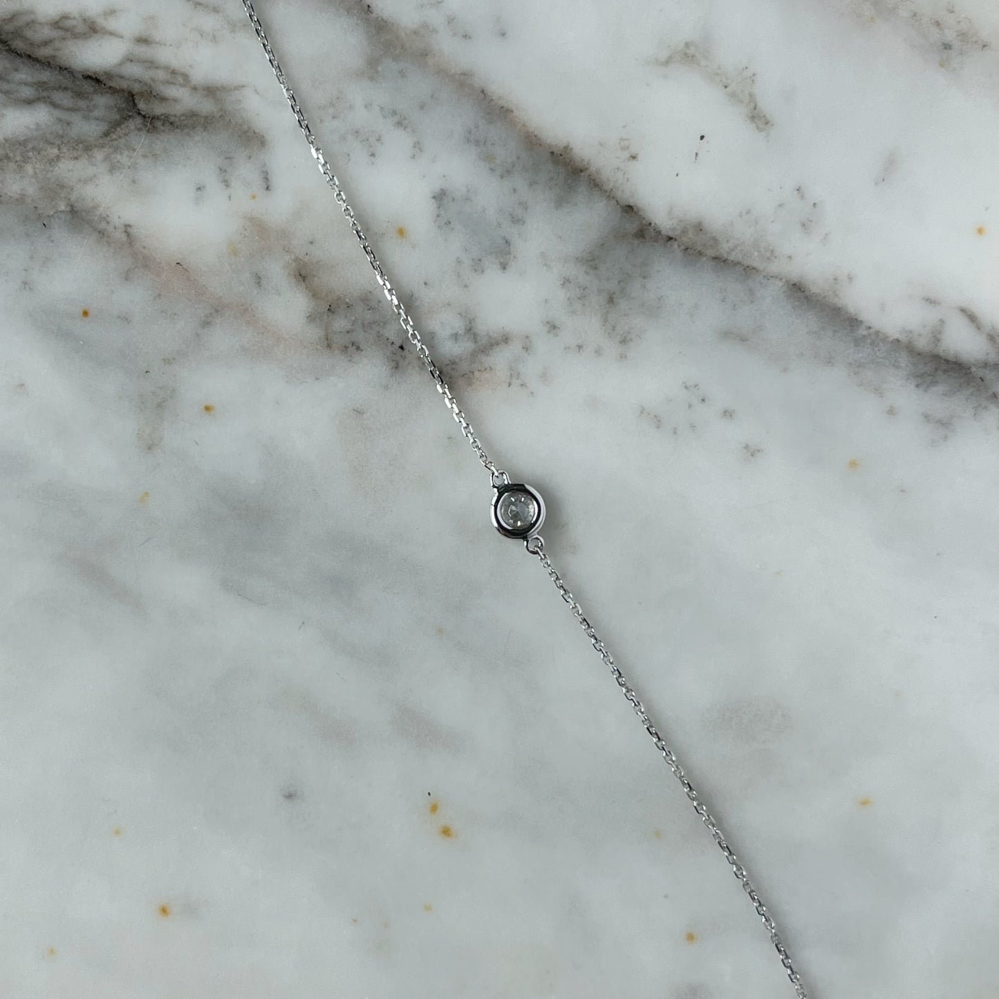 Pulsera de oro blanco 14k con diamante biselado de 0.09ctw