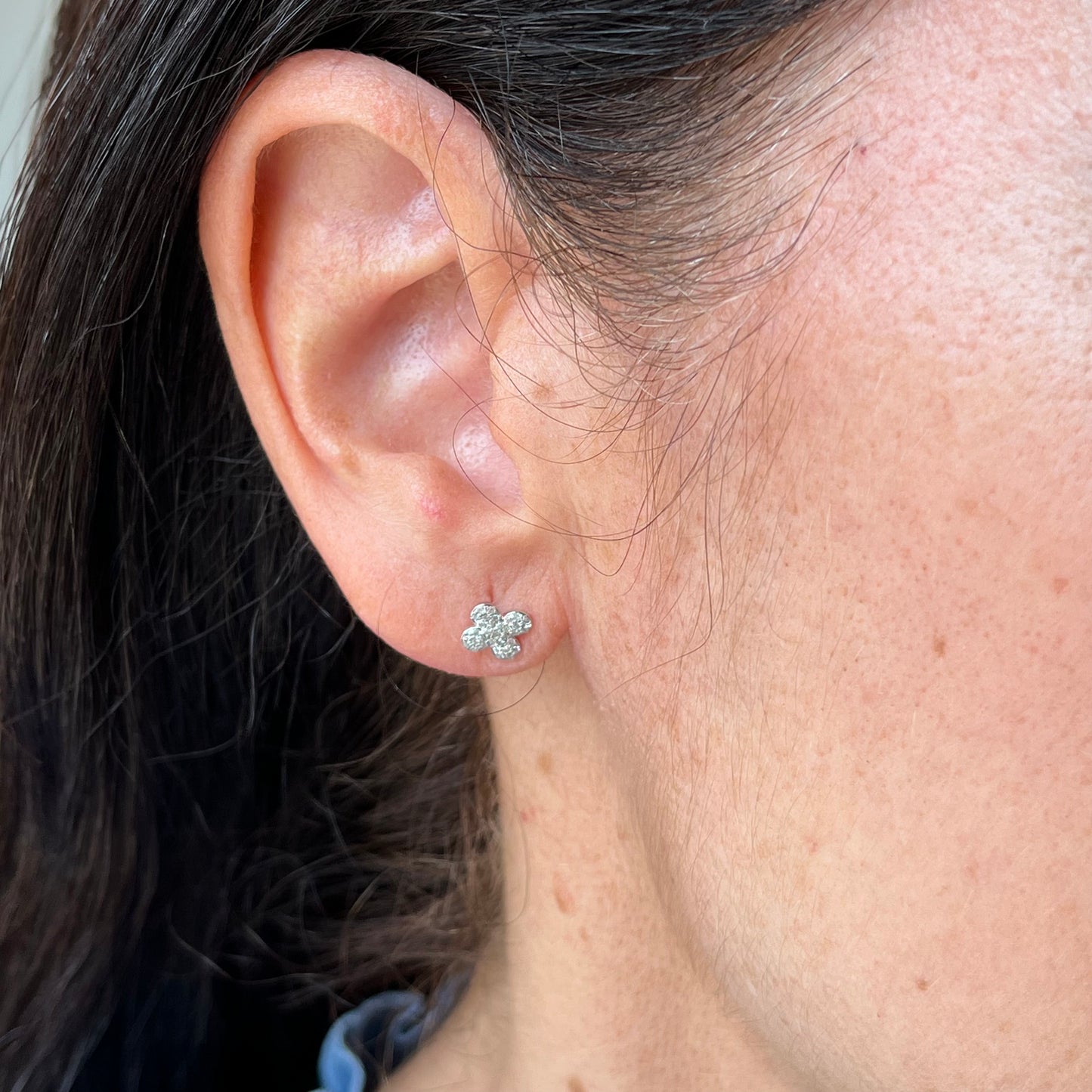 Aretes en oro blanco 10k en forma de flor cuatro pétalos con diamantes 0.15ctw