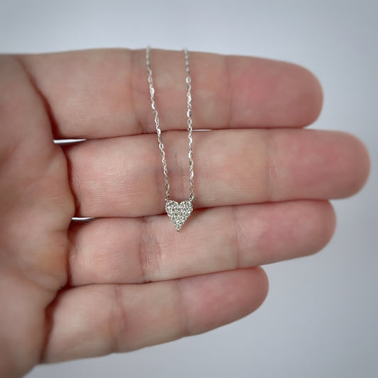 Collar en oro blanco 10k con corazón alargado de diamantes 0.11ctw