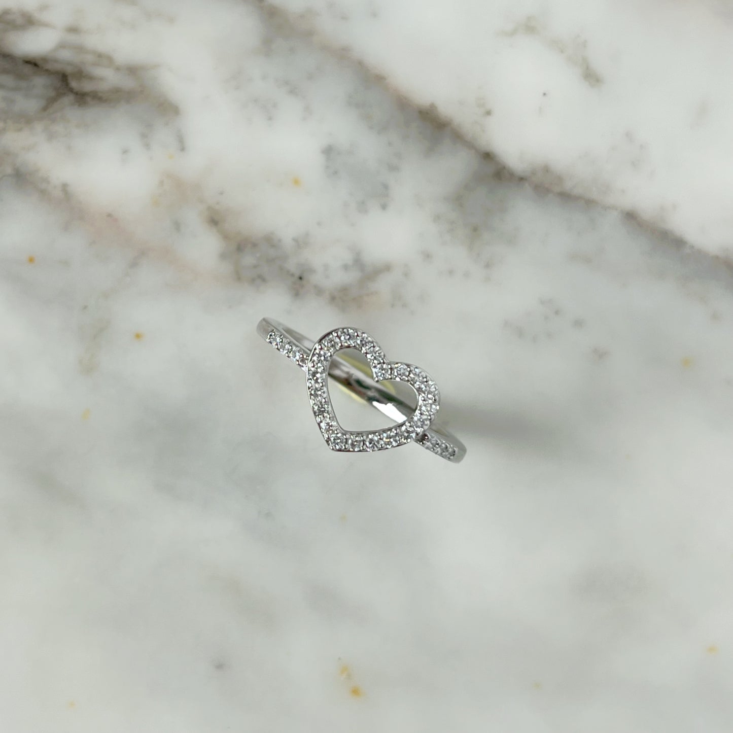 Anillo en plata con corazón delineado de diamantes de laboratorio 0.25ctw