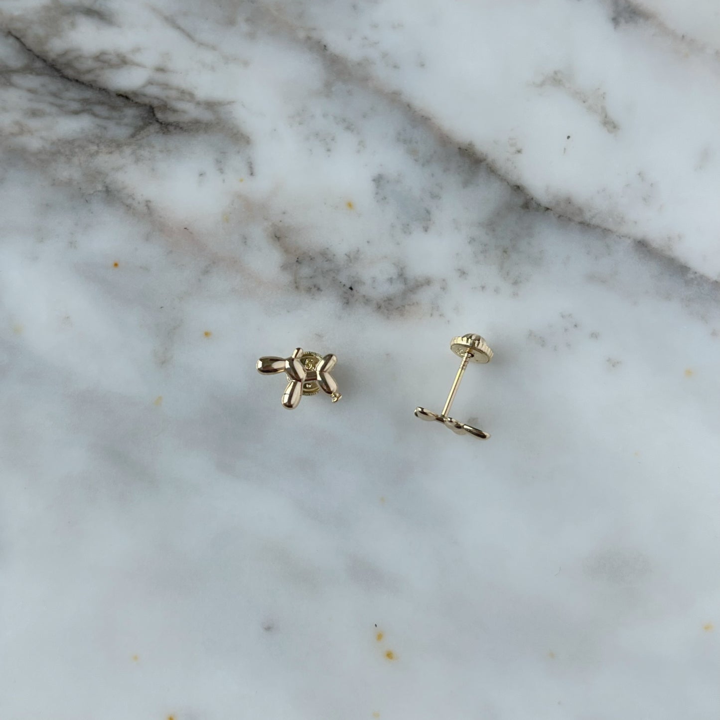 Aretes en oro amarillo 14k con perrito de globito con broche rosca