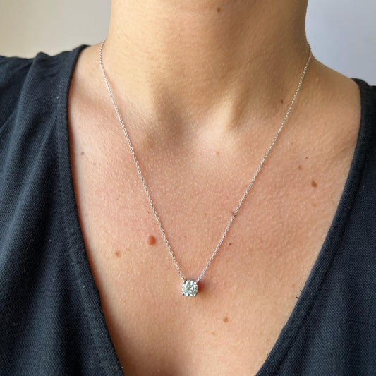 Collar de plata con punto de luz de Moissanita