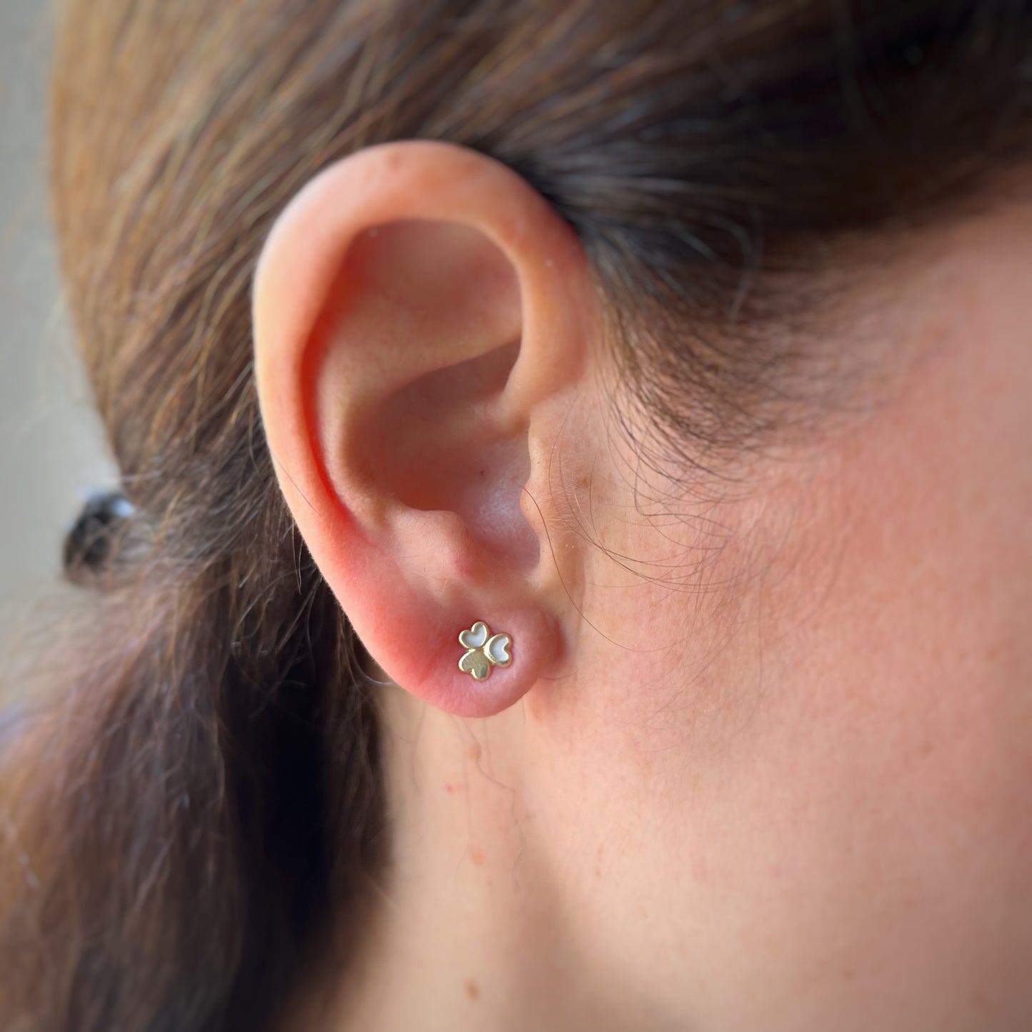 Aretes en oro amarillo de 14K con trébol en madre perla y oro con tope rosca