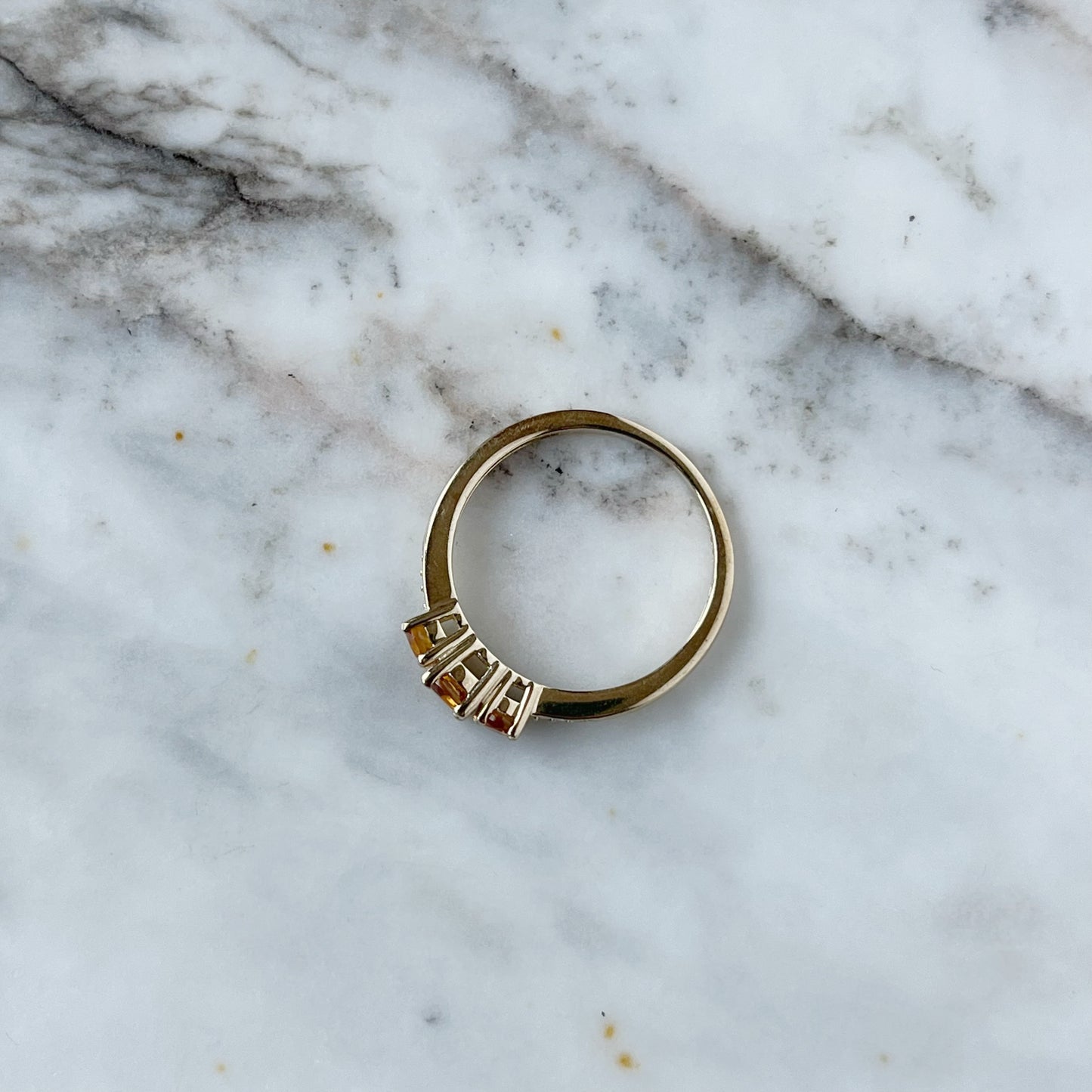 Anillo en oro amarillo 10k con tres piedras de citrino y diamantes 0.05ctw
