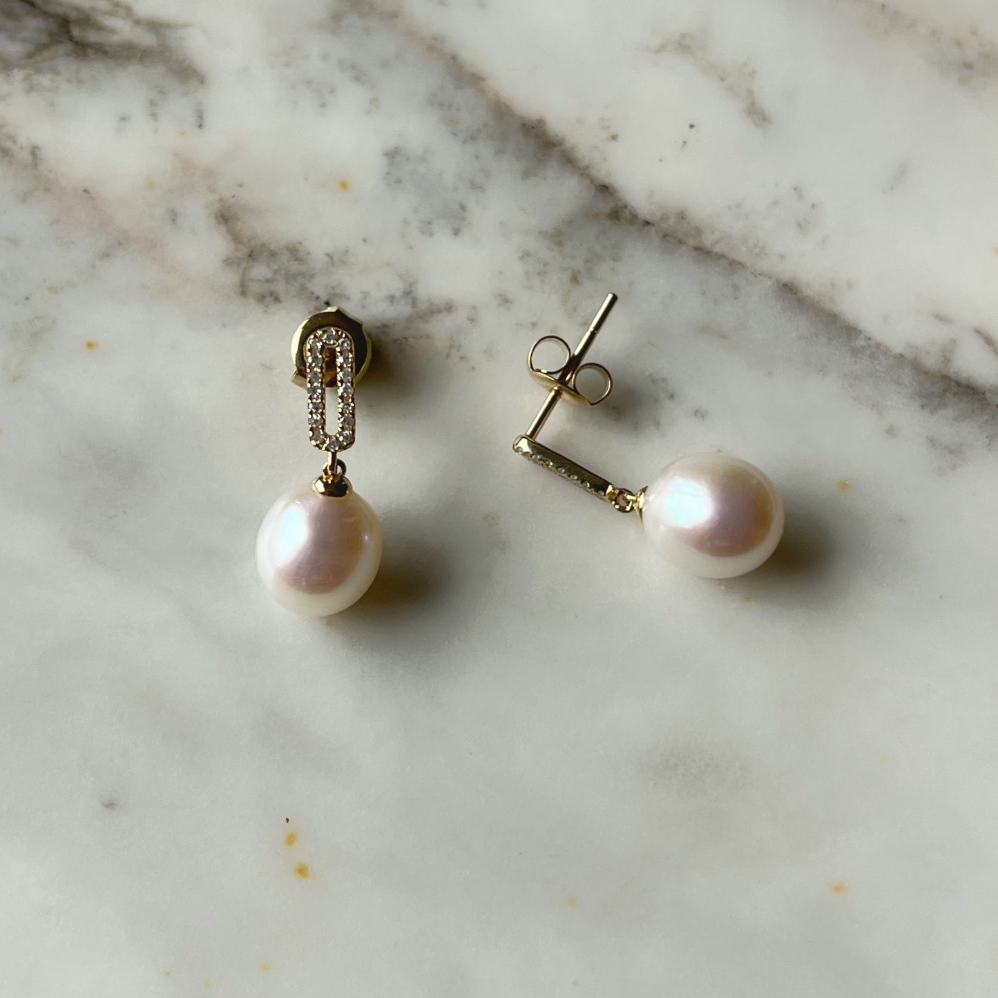 Aretes en oro amarillo 14k con óvalo de diamantes 0.10ctw y perla colgante