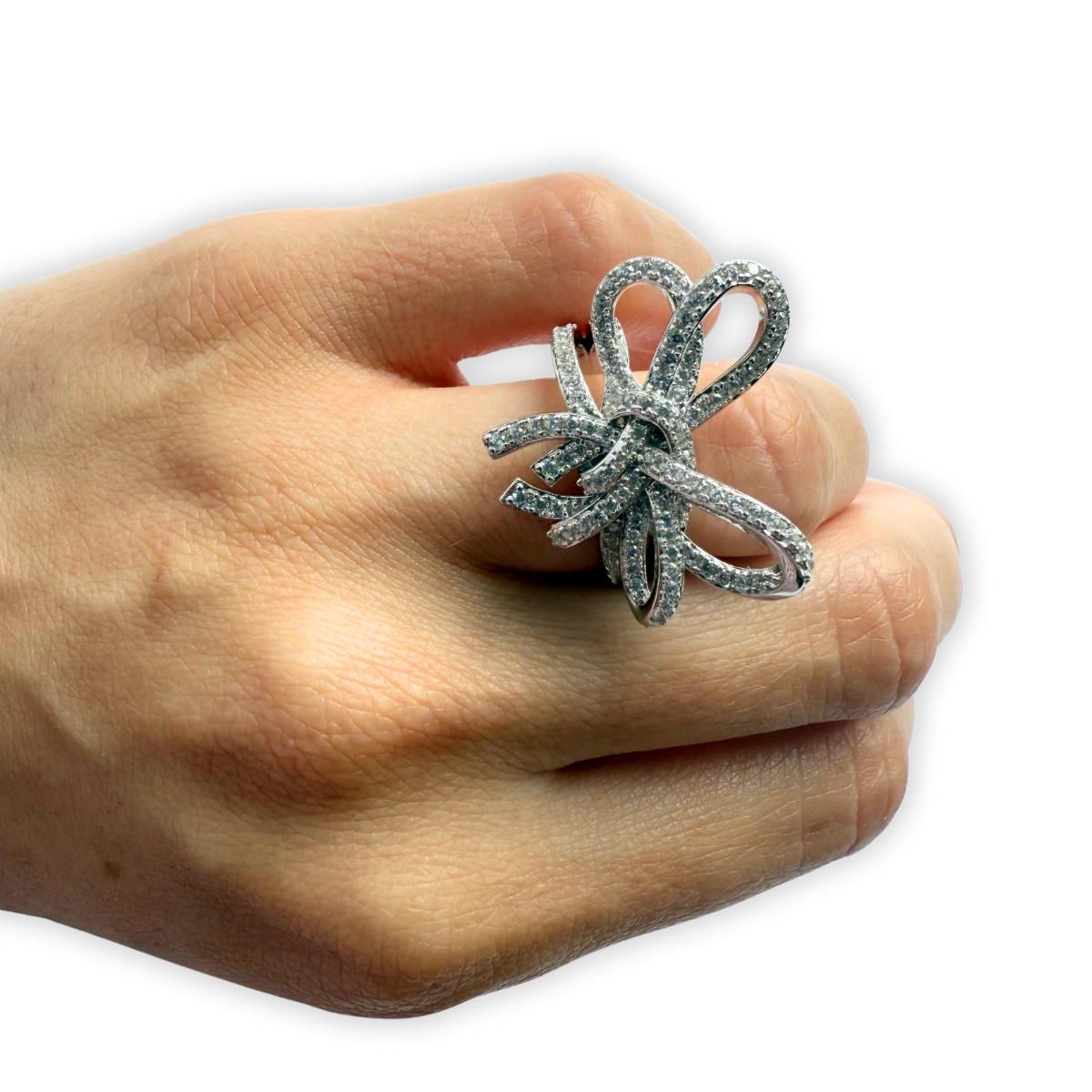 Anillo de lazo doble de plata con baño de platino y circonitas