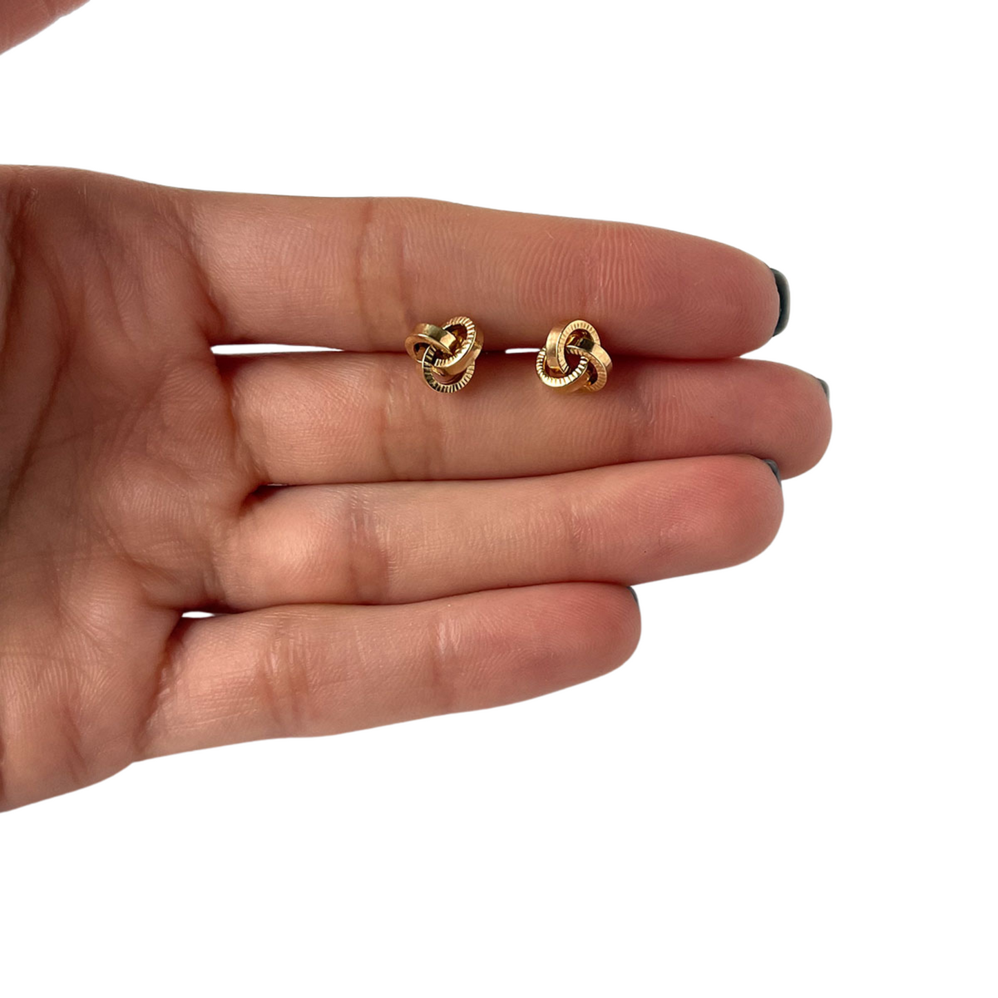 Aretes de nudo de oro amarillo 18k con aros planos con textura