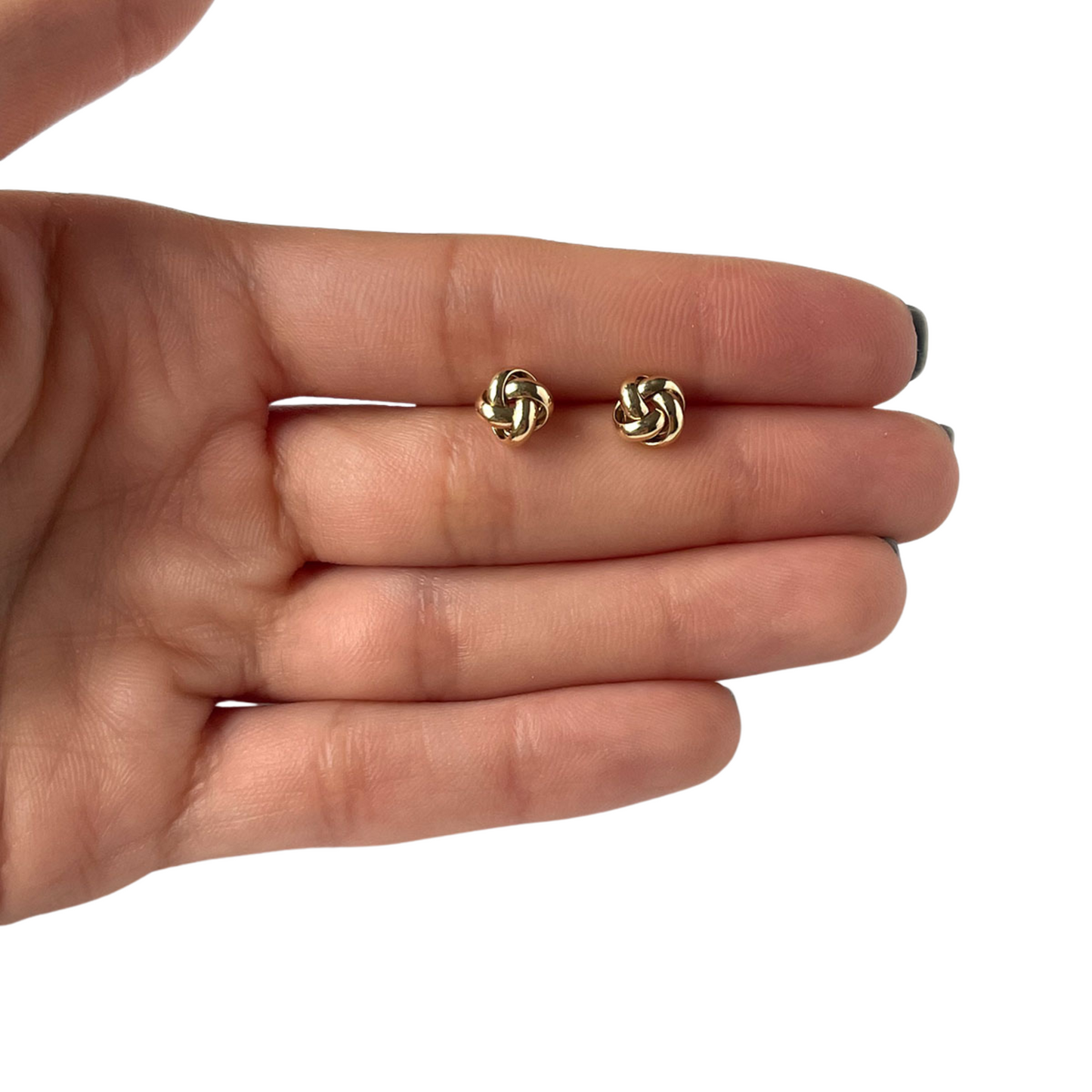Aretes en oro amarillo 14k con nudo de aros redondeados y tope tornillo