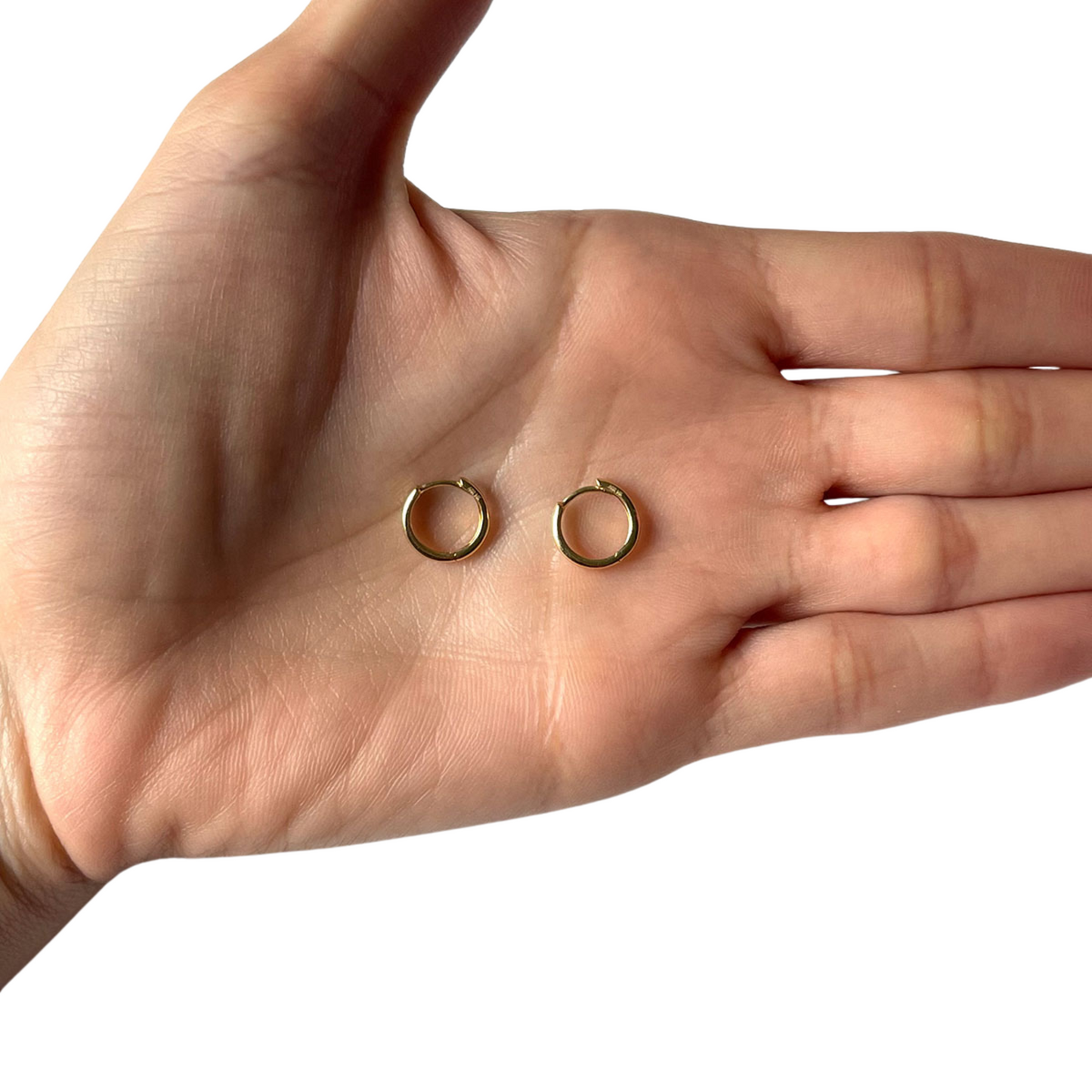 Argollas tipo huggies llanas en oro amarillo 14K