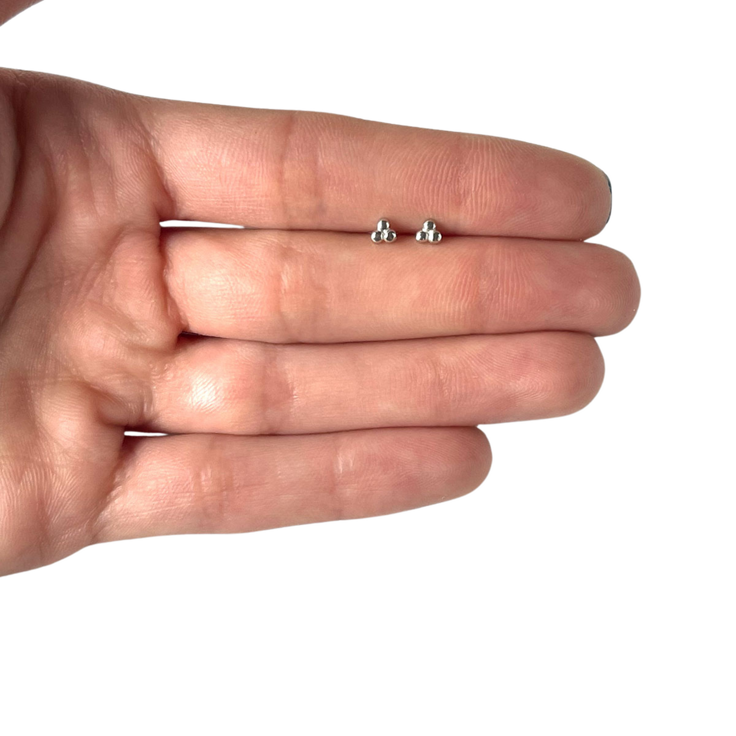 Aretes en oro blanco 14k de 3 bolitas con tope tornillo