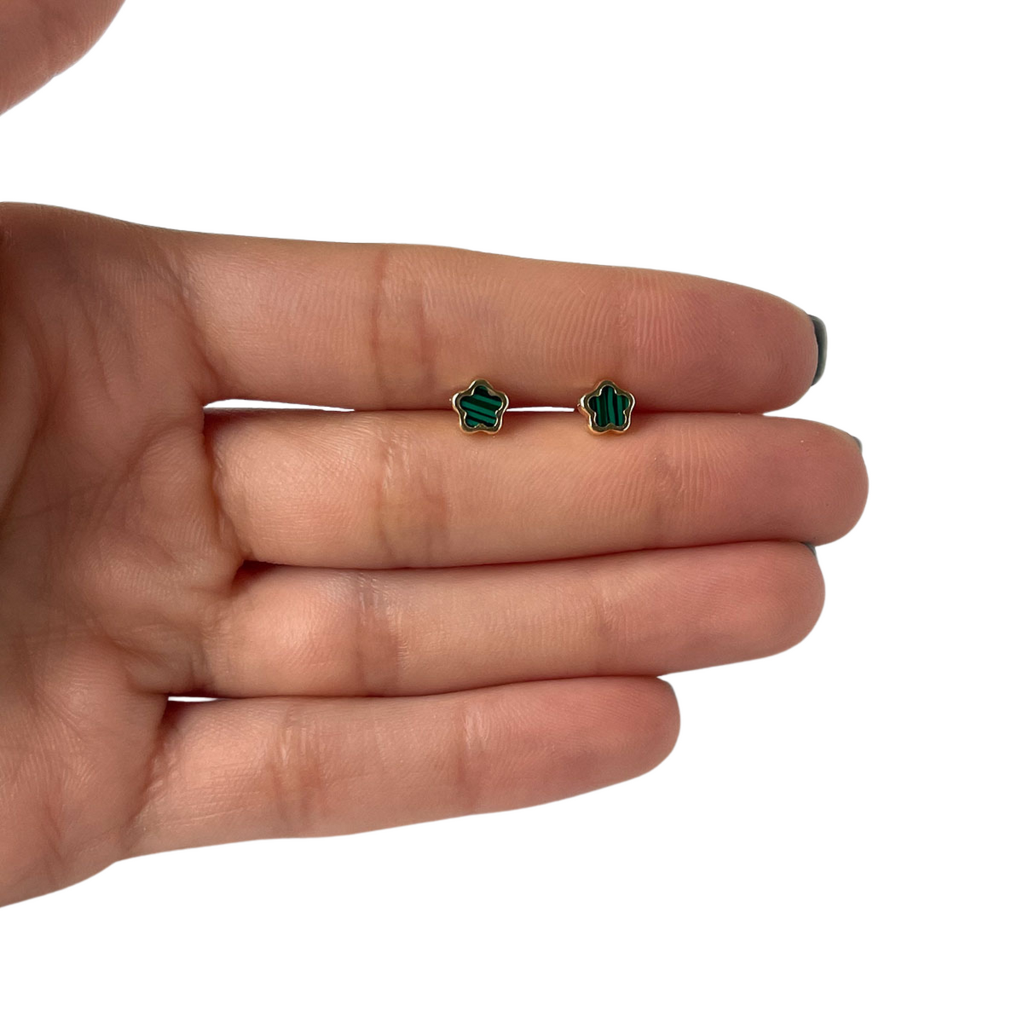 Aretes en oro amarillo 14k con estrella pequeña de malaquita