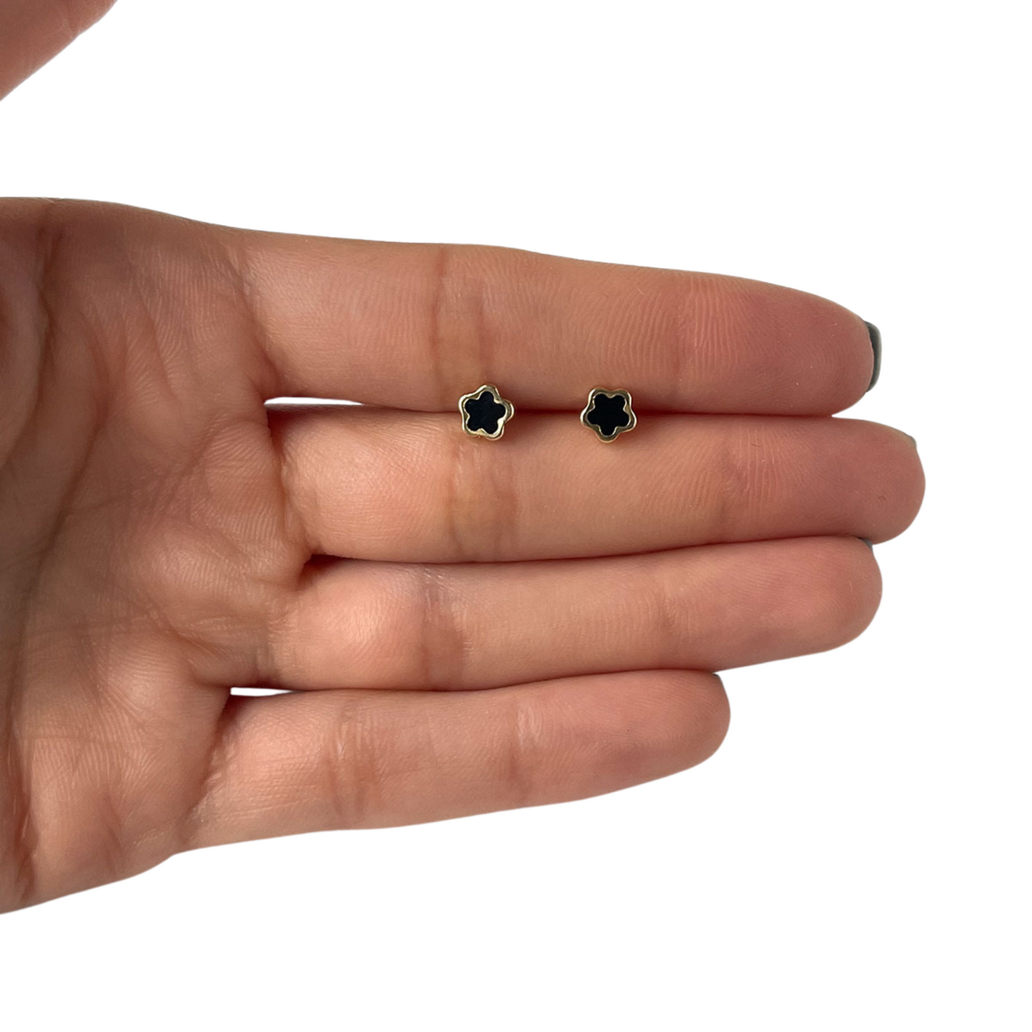 Aretes en oro amarillo 14k con flor pequeña de onyx