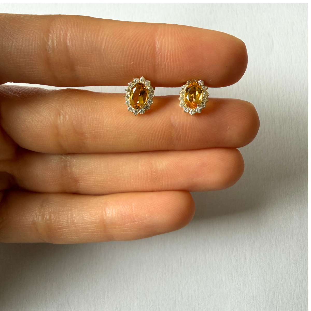 Aretes en oro amarillo 10k con citrinos ovalados y halo de diamantes 0.35ctw