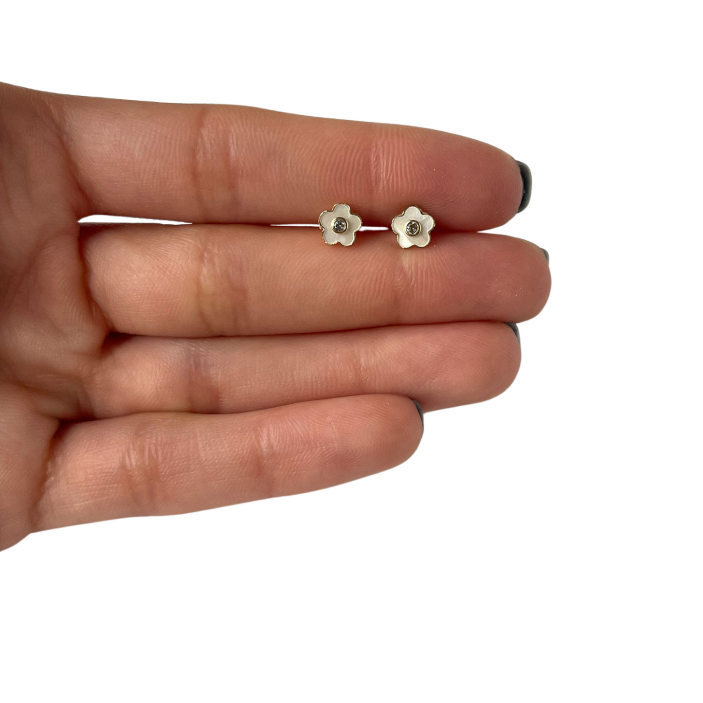 Aretes en oro amarillo 14K con flor de madre perla y centro de circonita con tope rosca