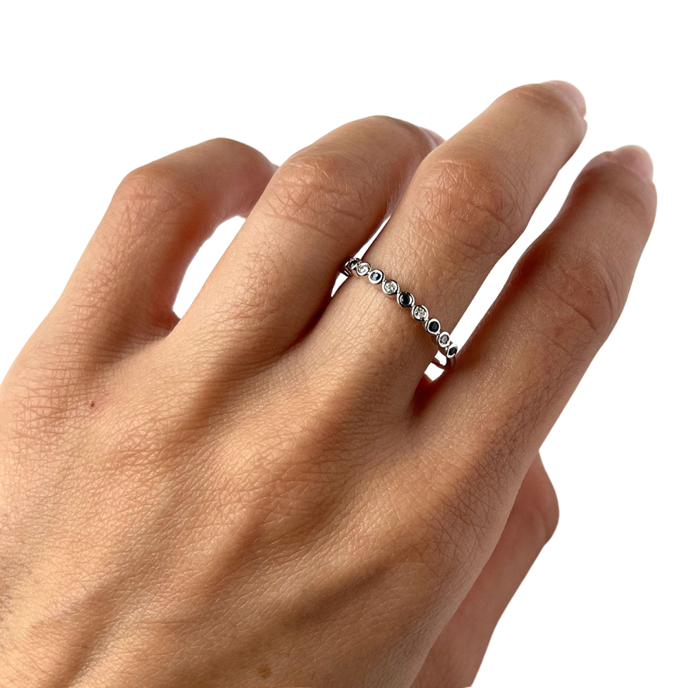 Anillo en oro blanco 14k con zafiros y diamantes 0.10ctw redondos biselados pequeños